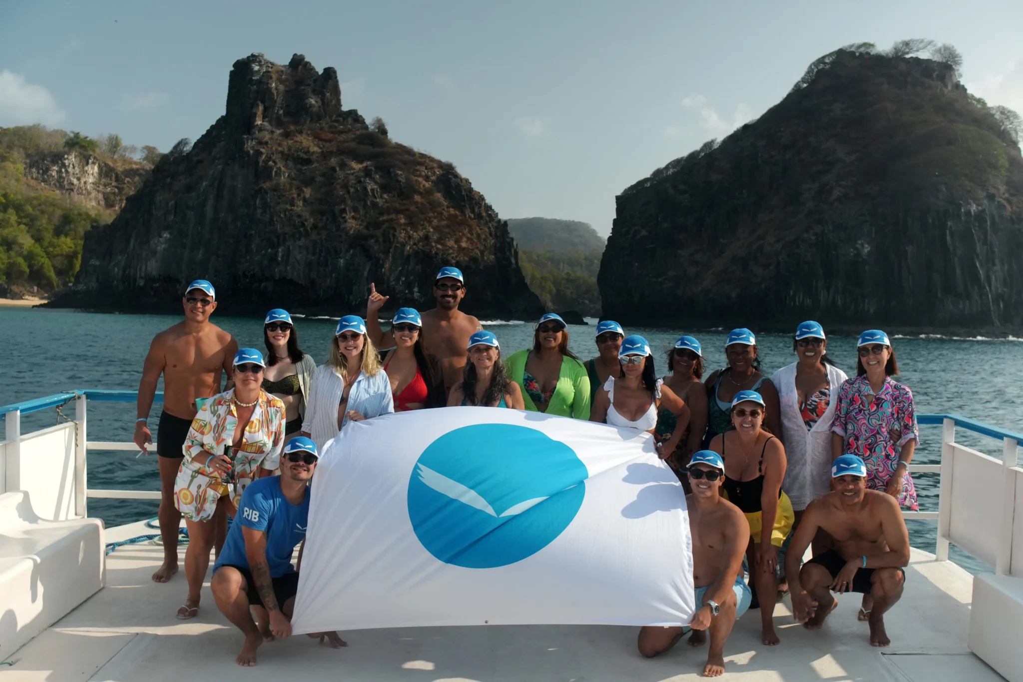 Grupo de viajantes da RIB Turismo a bordo de um barco em Fernando de Noronha